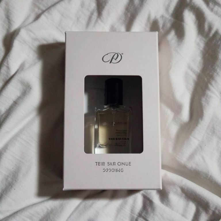 AI Perfume Photography reference 1 — input photo